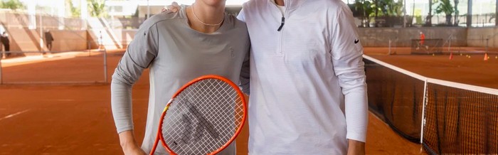 开云-纳达尔亲授红土之王大师课，斯瓦泰克认真做笔记学习正手|拉法|拉菲尔·纳达尔|罗伊格|训练|学院_新浪体育_新浪新闻